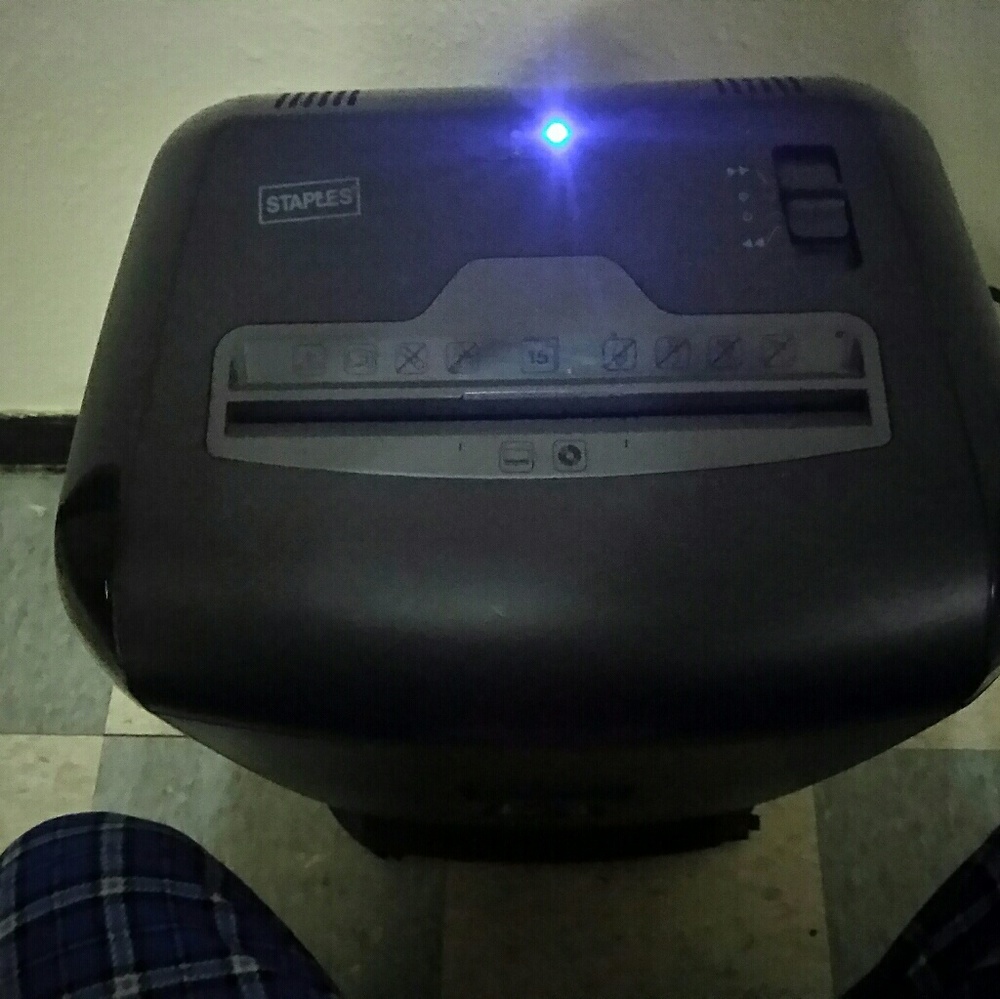 Staples shredder 15 sheet cross threader